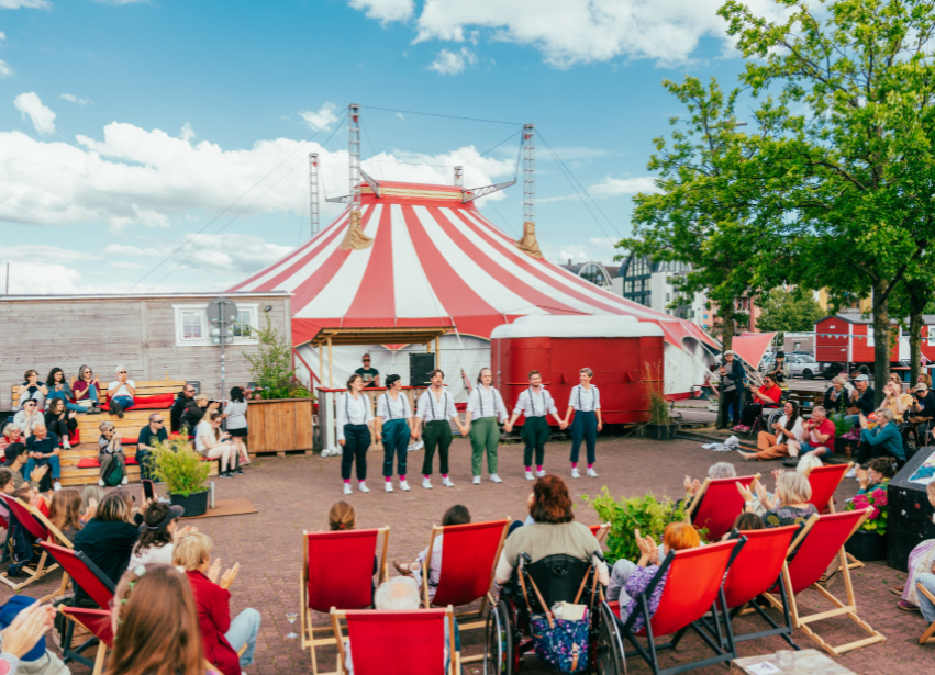 Die Tänzer*innen von tanzbar_bremen stehen vor dem applaudierenden Publikum auf dem Circusplatz des Fantasia